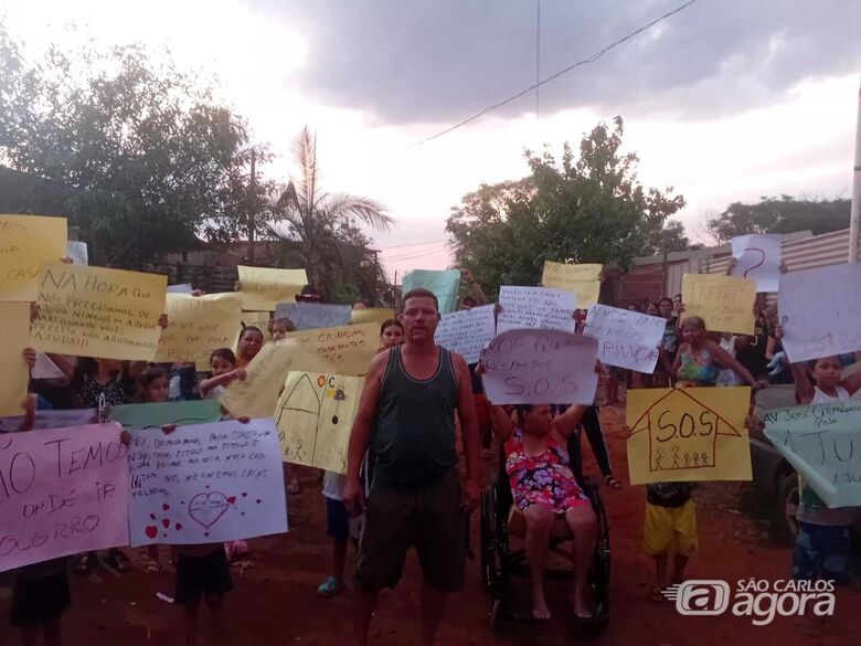 Os moradores da ocupação durante ato de reivindicação de habitação: 140 famíias estão no local há 9 anos - Crédito: divulgação