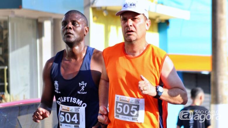 Maxuel Souza Ferreira (DV), acompanhado pelo guia Rodrigo Paschoalim durante a prova ibateense - Crédito: Divulgação