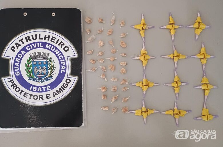 GCM localiza drogas escondidas em sacola no Jardim Cruzado, em Ibaté -