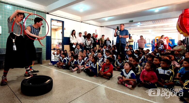 Teatro diverte e ensina crianças de São Carlos a combater o Aedes aegypti -