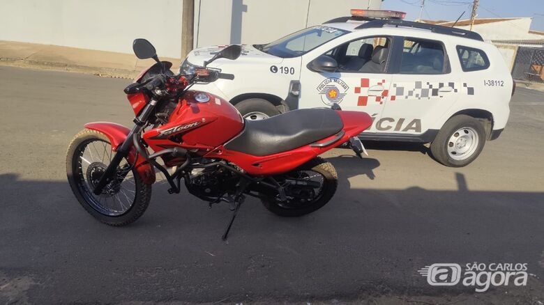 Policia recupera moto furtada na Vila Brasília - Crédito: Maycon Maximino