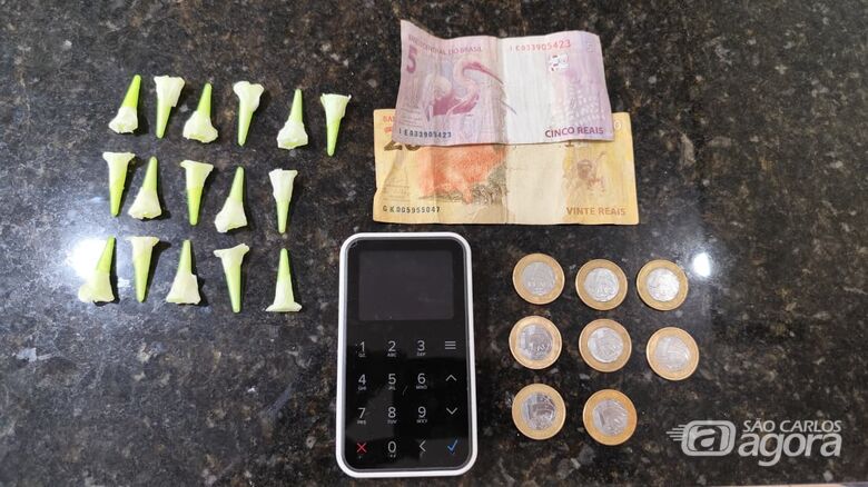 Polícia apreende drogas e máquina de cartão com adolescentes no São Carlos 5 - Crédito: Maycon Maximino