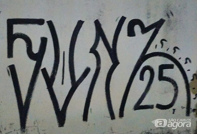 Jovens são flagrados pichando escola no Jardim Icaraí em Ibaté -