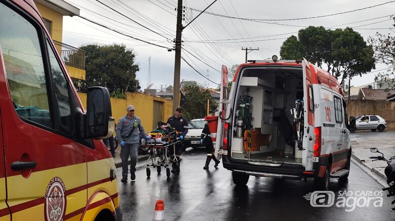 Asfalto molhado provoca queda de motociclista no Jardim das Torres - Crédito: Maycon Maximino
