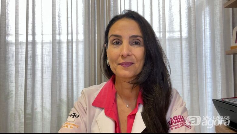 A diretora científica da sub-regional ABRAz São Carlos, Ana Claudia Barros "Cuidar de alguém com demência pode trazer desafios emocionais e práticos" - Crédito: divulgação