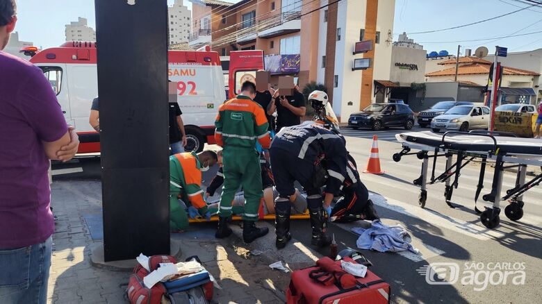Motoboy sofre fratura após colisão entre carro e moto no Centro - Crédito: Maycon Maximino