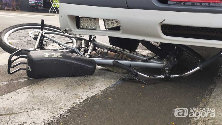 Acidente entre caminhão e bicicleta motorizada deixa adolescente ferido na Vila Nery - Crédito: Maycon Maximino