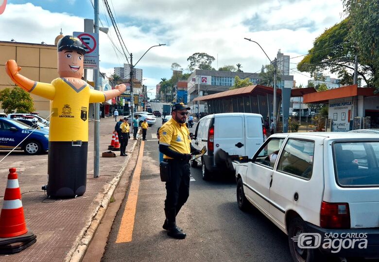 Ação educativa mobiliza motoristas e pedestres na Baixada do Mercado -