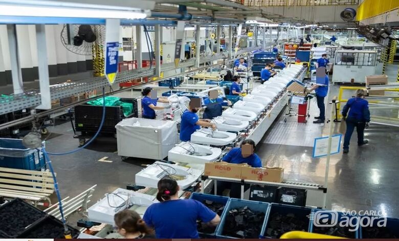 Linha de produção da Electrolux: negociação interessa diretamente a cerca de 2.000 trabalhadores da planta são-carlense - Crédito: divulgação