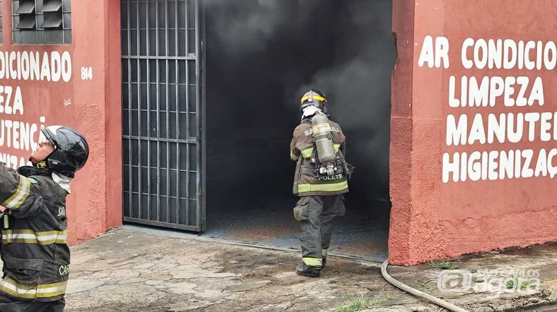 Incêndio atinge barracão comercial na Avenida José Pereira Lopes - Crédito: Maycon Maximino 