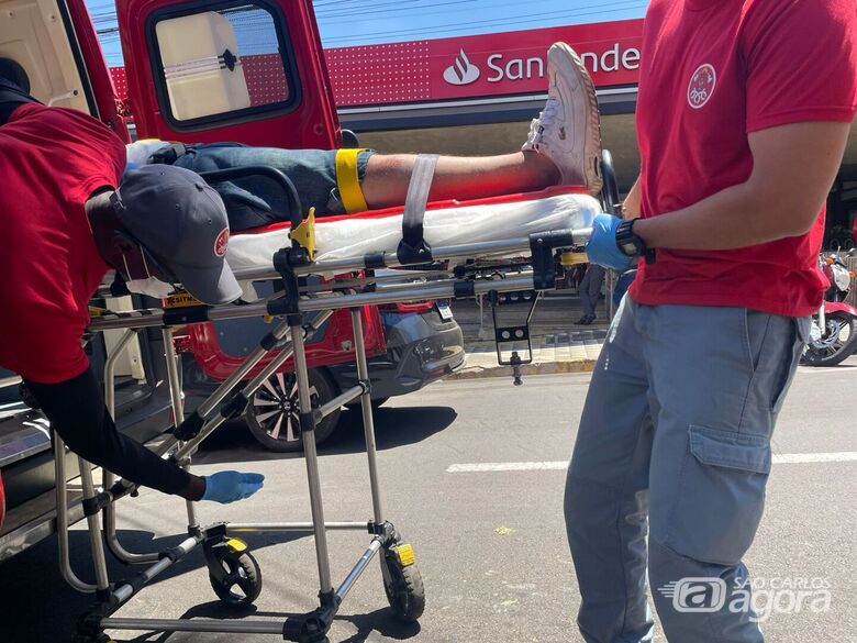 Pedestre é atropelado por Fusca no Centro de São Carlos - Crédito: Lourival Izaque 
