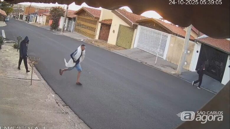Dupla assalta pedestre no bairro Américo Alves Margarido em São Carlos -