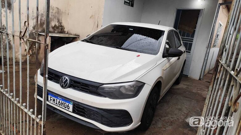 Veículo com placas adulteradas estava na garagem da casa - Crédito: Maycon Maximino