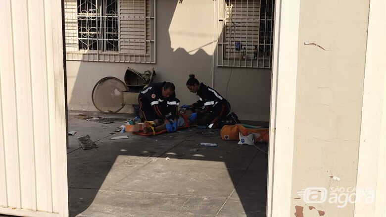 Pintor sofre queda de 3 metros e fratura tornozelo em São Carlos - Crédito: Maycon Maximino