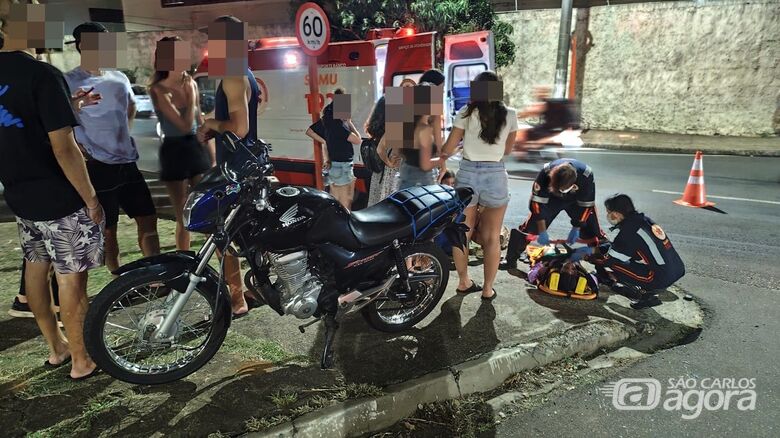 Colisão entre moto e carro deixa casal ferido no Jardim Lutfala - 