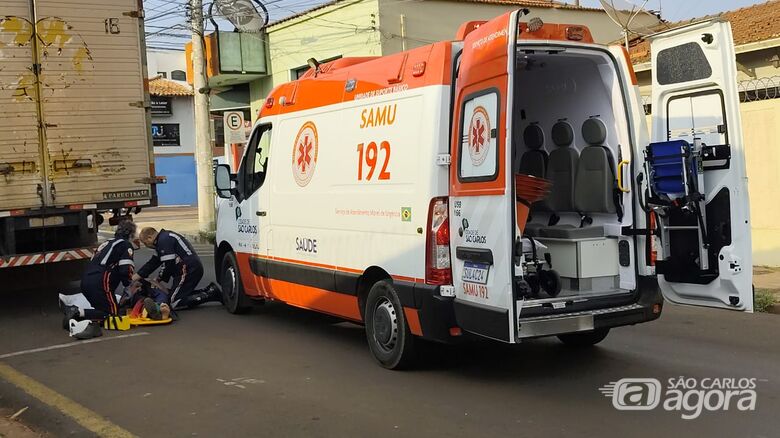 Caminhoneiro de 65 anos sofre queda durante descarga em comércio na região central de São Carlos - Crédito: Maycon Maximino