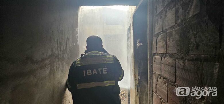 Defesa Civil de Ibaté age rápido e salva jovem e gatos durante incêndio em residência - Crédito: SCA