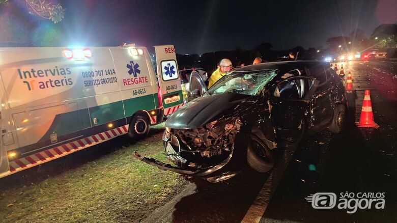 Colisão entre dois veículos é registrada na SP-215 em frente ao bairro Novo Horizonte - Crédito: Maycon Maximino