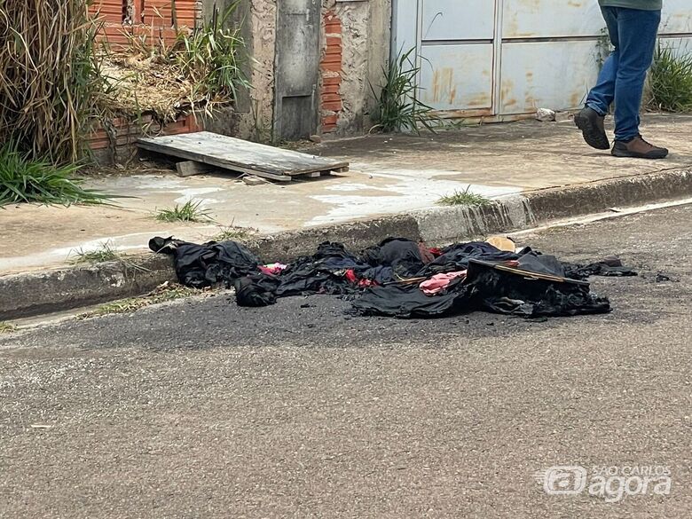 Mulher é presa em flagrante após atear fogo em carro do marido durante discussão familiar - 