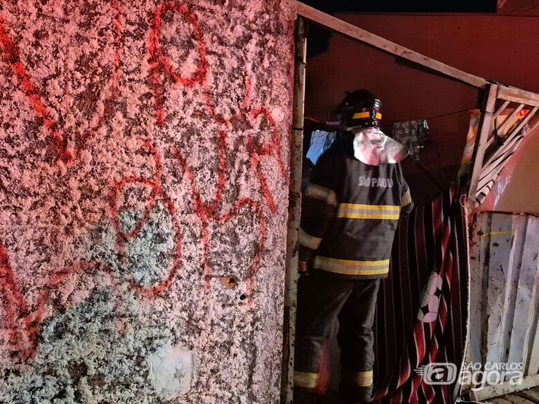 Incêndio atinge residência no Jardim Cruzado em Ibaté - 