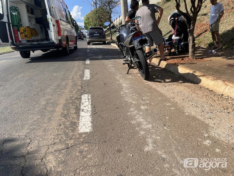 Motociclista fica ferido após colisão com carro na Bruno Ruggiero Filho  - Crédito: Lourival Izaque