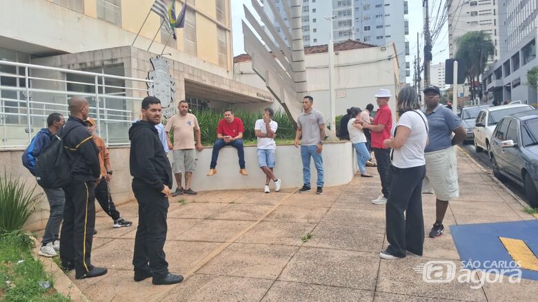 Funcionários da WWS reunidos na frente do Paço Municipal - Crédito: colaborador
