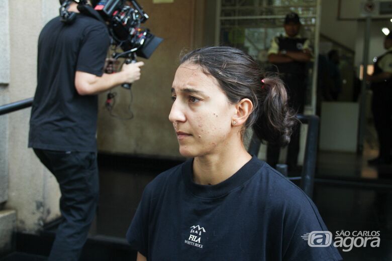 Triatleta Luísa Baptista defronte ao fórum criminal  - Crédito: Lourival Izaque  