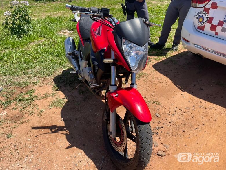 Motocicleta é encontrada abandonada às margens da SP-215 - Crédito: Lourival Izaque 