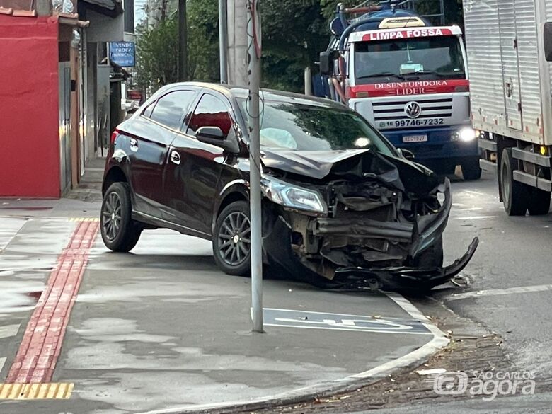 Motorista perde o controle e colide em semáforo na avenida Henrique Gregori - Crédito: Lourival Izaque