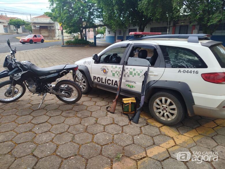 Polícia Militar Ambiental prende dupla com espingardas calibre 12 na zona rural de Descalvado
 - Crédito: Flavio Fernandes 