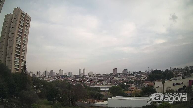 Terça-feira começou com céu nublado - 