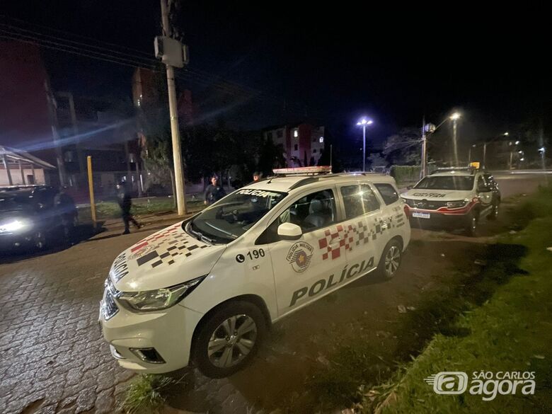 Viatura PM defronte ao CDHU - Crédito: Lourival Izaque 