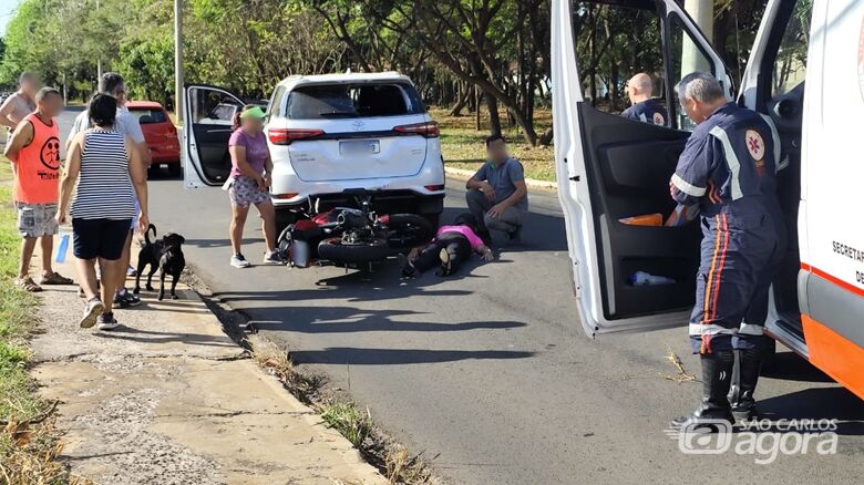 Colisão traseira entre moto e carro deixa mulher ferida no Santa Felícia - Crédito: Maycon Maximino