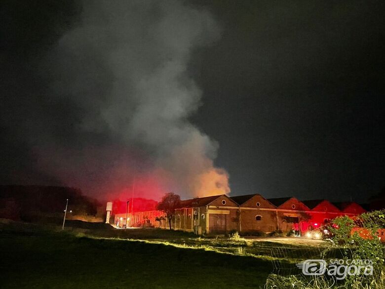 Incêndio atinge galpão da Prefeitura na região do CDHU  - Crédito: Lourival Izaque 