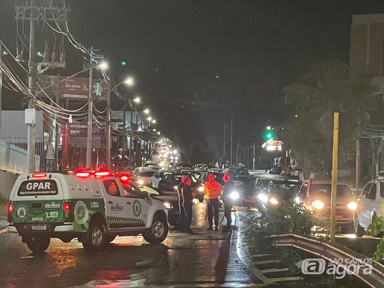 Trânsito é interditado na rotatória do Cristo após forte chuva em São Carlos - Crédito: Lourival Izaque 