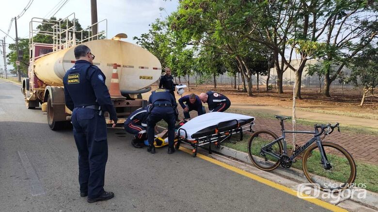 Ciclista fica ferido após colidir contra caminhão-pipa - Crédito: Maycon Maximino