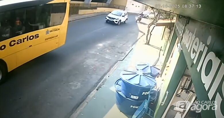 Câmera de segurança flagra colisão na Vila Santa Madre Cabrini - 