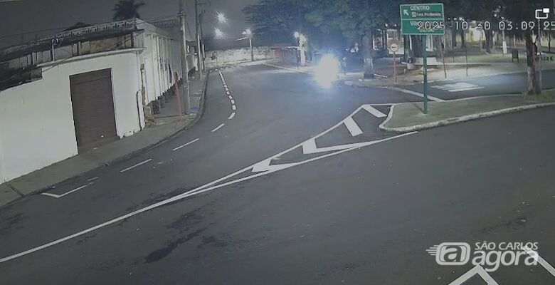 Câmera flagra dupla derrubando luminária e furtando fiação na Praça da Estação em São Carlos - Crédito: reprodução 