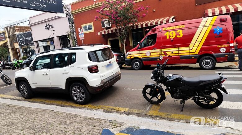 Passageira de aplicativo fica ferida em colisão entre carro e moto em São Carlos - Crédito: Maycon Maximino