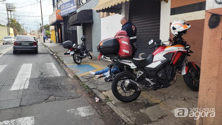 Jovem fica ferido após queda de moto no bairro Vila Nery - Crédito: Maycon Maximino