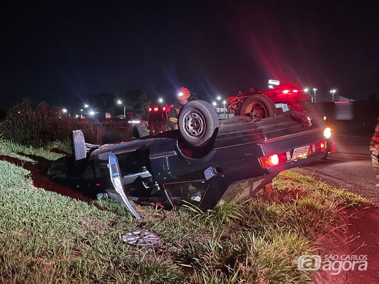 Motorista abandona carro após capotamento em alça de acesso da Washington Luís - Crédito: Lourival Izaque 
