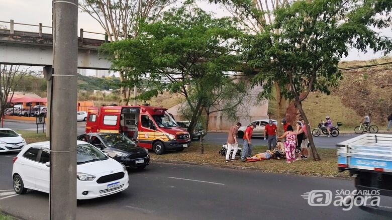 Mulher fica ferida em queda de moto na avenida Tancredo Neves - Crédito: Maycon Maximino 