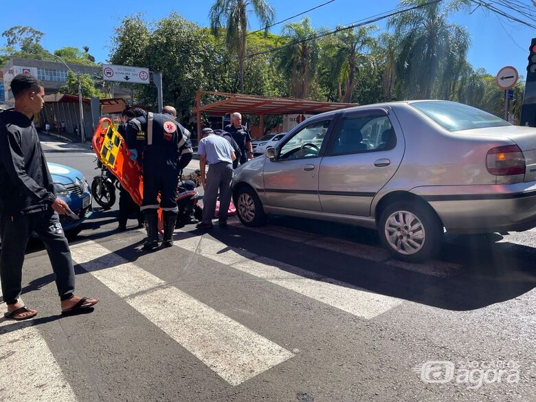 Gestante fica ferida em colisão entre carro e moto no Centro de São Carlos - Crédito: Lourizal Izaque