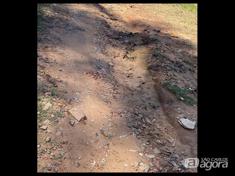 Moradores do Aracê de Santo Antonio reclamam de buracos e falta de manutenção em estrada -
