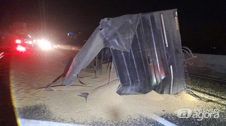 Bitrem carregado com milho tomba e interdita totalmente a Washington Luís - Crédito: CCI Artesp