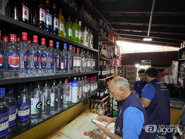 Metanol na mira: operação conjunta fiscaliza distribuidora de bebidas em São Carlos - Crédito: divulgação