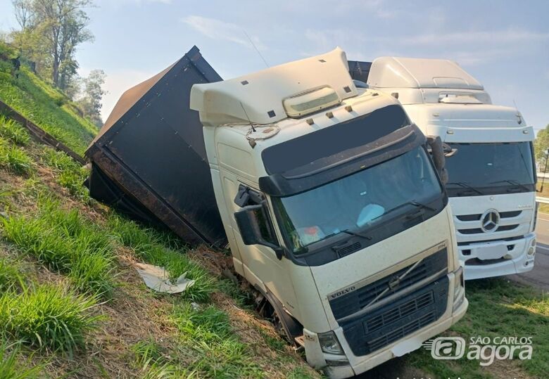 Motorista dorme ao volante e carreta tomba em talude na Washington Luís - Crédito: CCI Artesp 