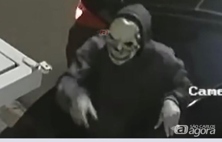 Mulher é agredida por assaltante vestindo máscara de caveira em São Carlos  - 