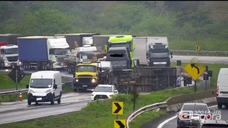 Caminhão tomba e causa congestionamento na Washington Luís - Crédito: CCI Artesp 