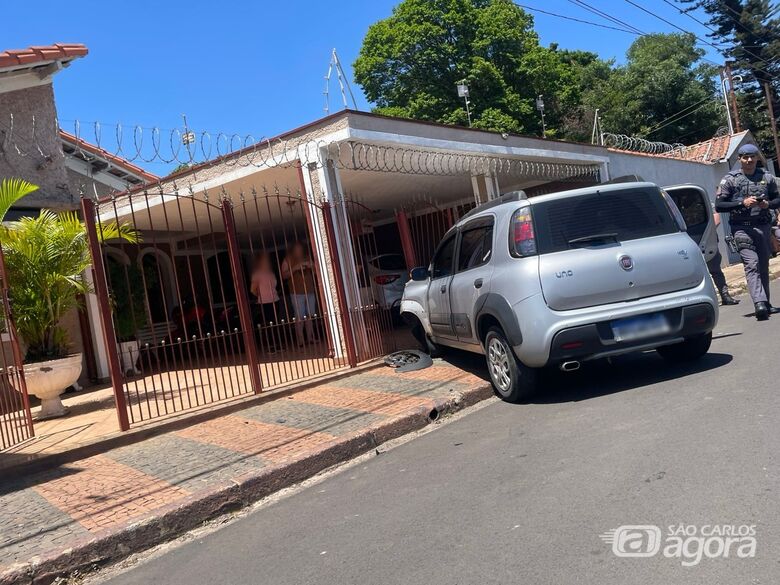Motorista perde controle e colide contra portão de residência  - Crédito: Lourival Izaque 